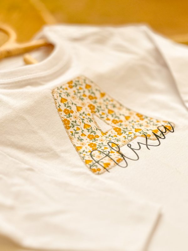 camiseta inicial flores mostaza personalizada
