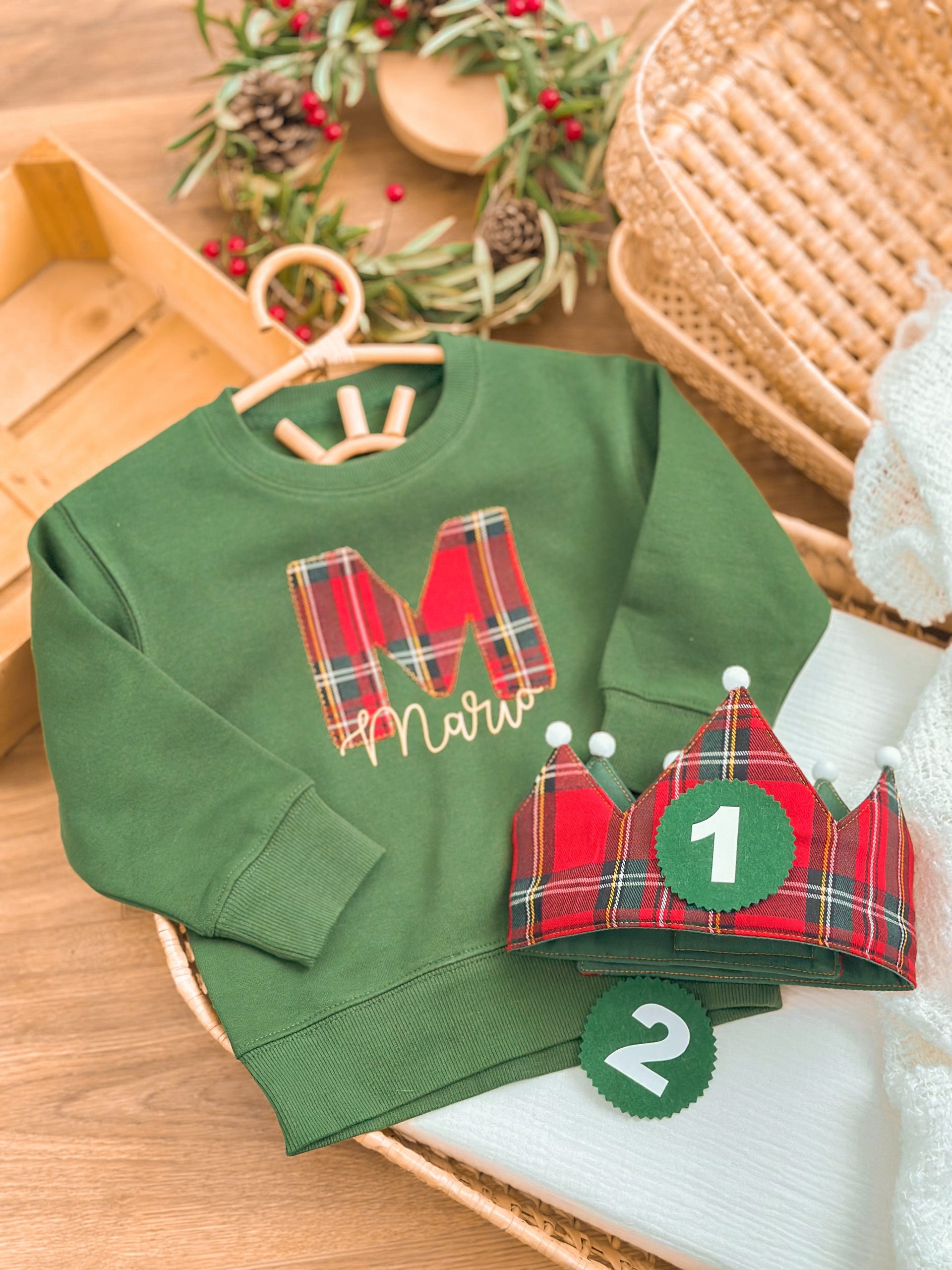 sudadera inicial + corona cumpleaños navidad.