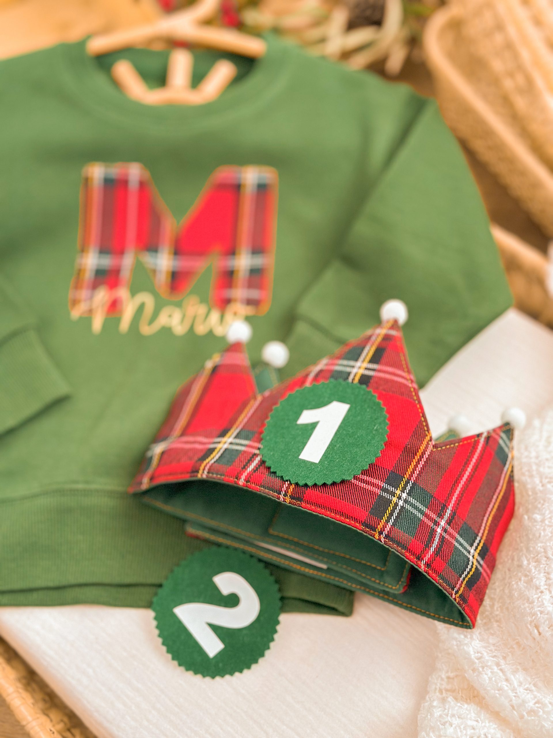 sudadera inicial + corona cumpleaños navidad.