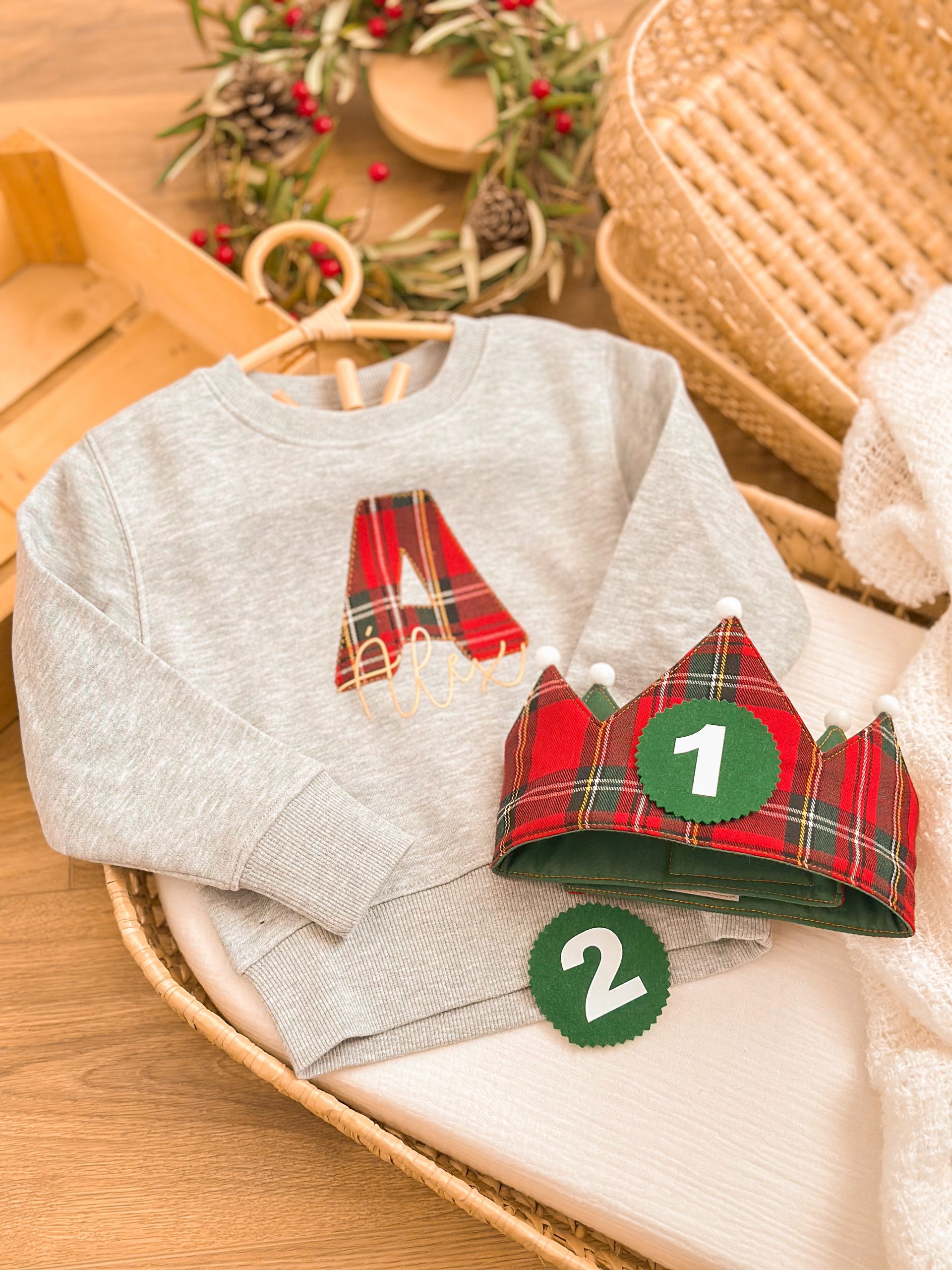 sudadera inicial + corona cumpleaños navidad.